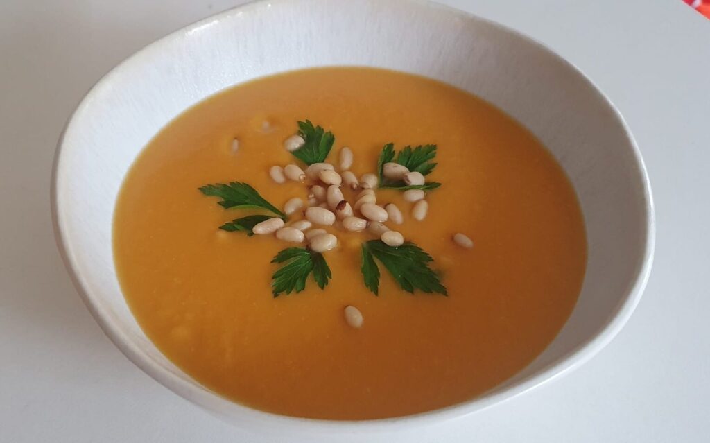 Immerse yourself in a culinary journey with KlarAppetit's Butternut Squash Splash Cream Soup. Crafted with vibrant vegetables and a splash of citrus, this vegan delight is both nourishing and flavorful. With just 30 minutes of cooking time, it's the perfect dish for busy weekdays or leisurely weekends. Make it taste, not a time waste!