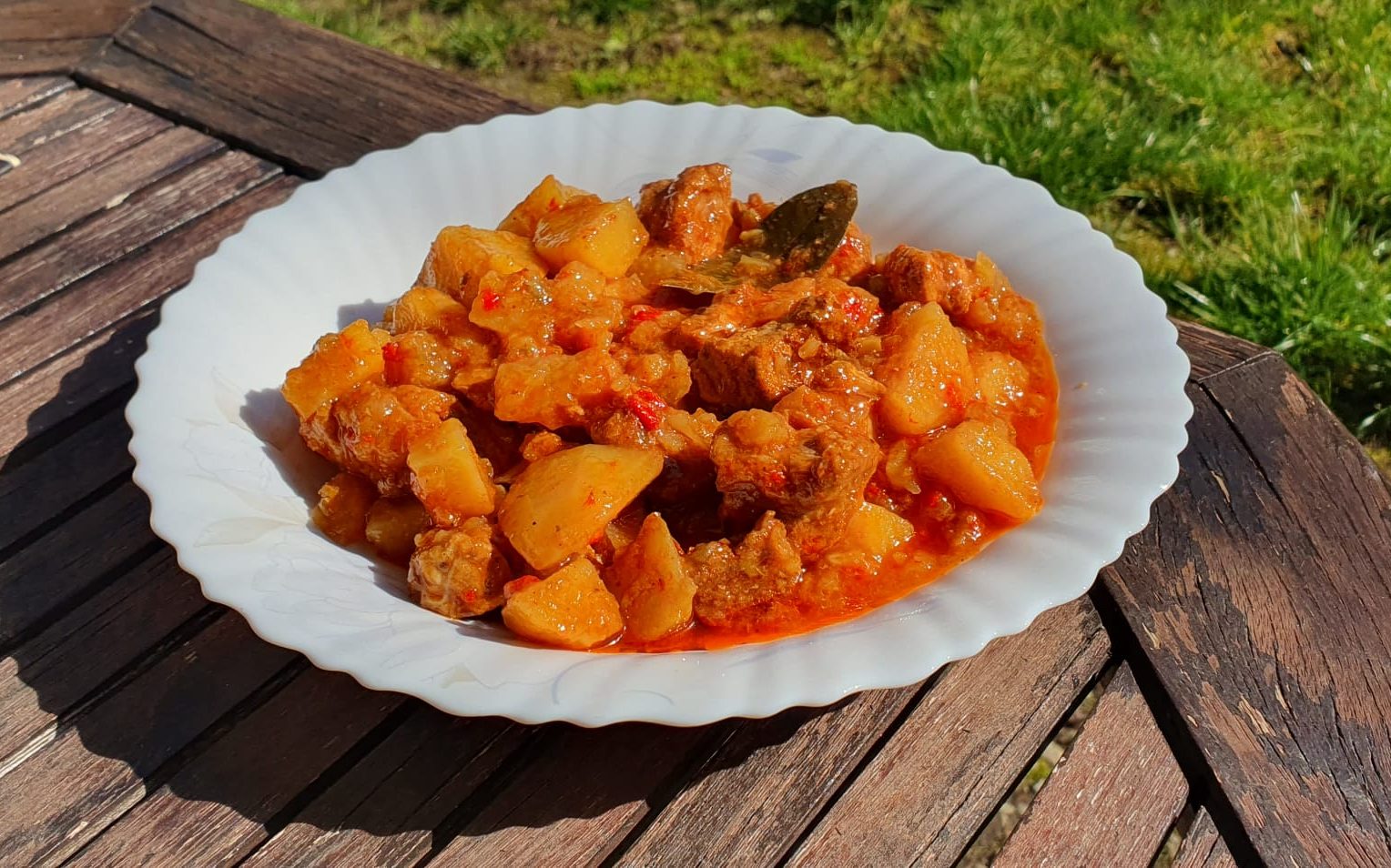 Hungarian Goulash Redux: Klara's Twist is a hungarian classic, a traditional dish which has been twisted by Klara with a few new flavours and cooking hacks. It is perfect for dinner, but also for lunch. Check out this family friendly recipe.