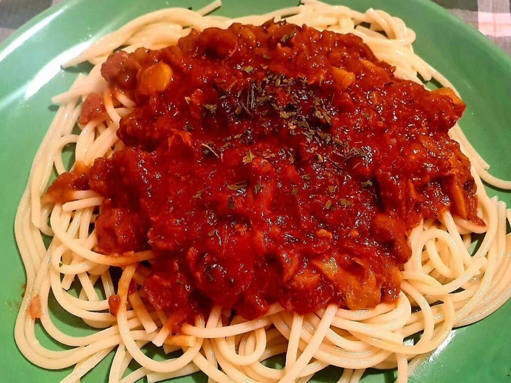 Indulge in the simplicity of a quick and satisfying spaghetti for any occasion. Simply boil pasta to while sautéing a flavourful medley of ham, mushrooms, onions, and peppers. Infuse the dish with garlic and spices, then add in the  tomato juice. Top it off with grated cheese or fresh herbs.